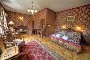 Fried Castle Hotel and Restaurant
