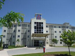 Motel 6 Kingston, ON