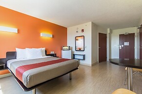 Motel 6 Kingston, ON