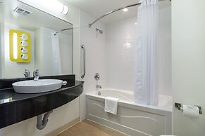Motel 6 Kingston, ON