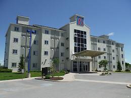 Motel 6 Kingston, ON