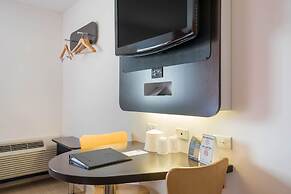 Motel 6 Kingston, ON