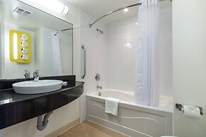 Motel 6 Kingston, ON