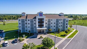 Motel 6 Kingston, ON
