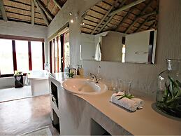 Hlosi Game Lodge - Amakhala Game Reserve
