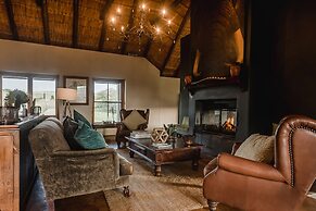 Hlosi Game Lodge - Amakhala Game Reserve
