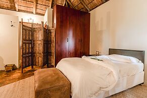 Hlosi Game Lodge - Amakhala Game Reserve