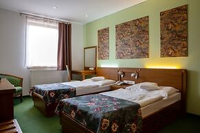 Max Inn Hotel