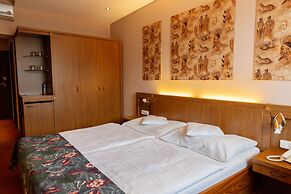 Max Inn Hotel