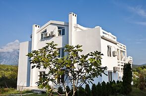 Maki Apartments