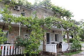 Maki Apartments