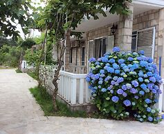 Maki Apartments