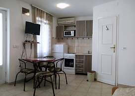 Maki Apartments