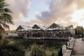 Caves Coastal Bar & Bungalows