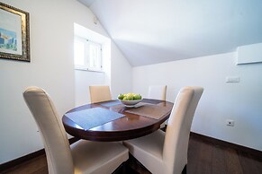 Celenga Apartments with free offsite parking