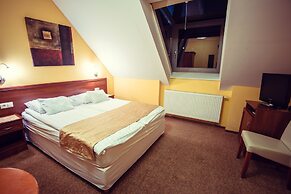 Viktória Hotel