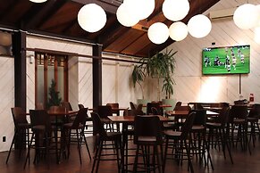 The Cambridge Hotel & Backpackers