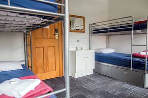 The Cambridge Hotel & Backpackers