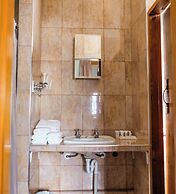 The Cambridge Hotel & Backpackers