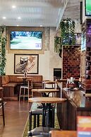 The Cambridge Hotel & Backpackers