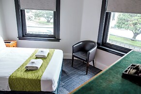 The Cambridge Hotel & Backpackers