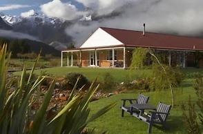Misty Peaks Guesthouse
