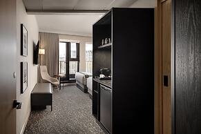 Peaks Hotel & Suites