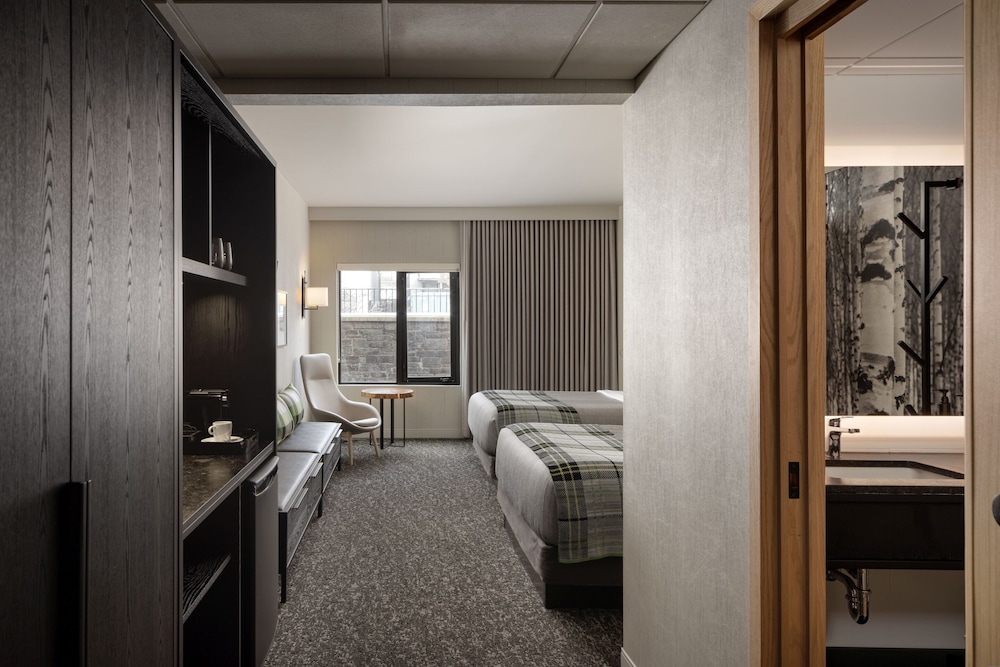 Peaks Hotel & Suites