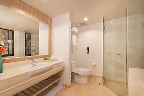 The Briza Beach Resort Khaolak
