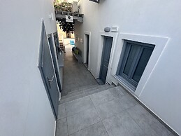 Markakis Studios Fira