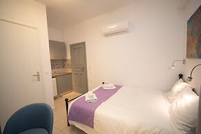 Markakis Studios Fira