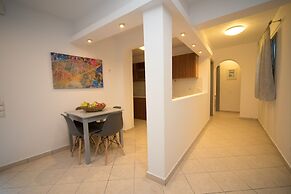 Markakis Studios Fira