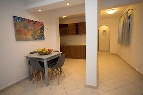 Markakis Studios Fira