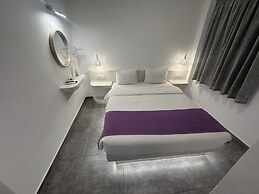 Markakis Studios Fira