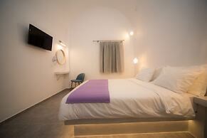 Markakis Studios Fira