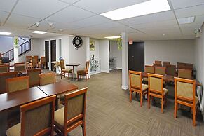 Econo Lodge Inn & Suites