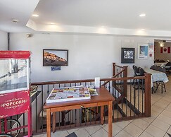Econo Lodge Inn & Suites