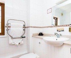 De Rougemont Manor Hotel & Suites