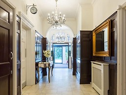 De Rougemont Manor Hotel & Suites