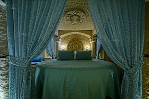 Holiday Cave Hotel