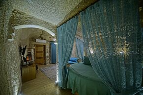 Holiday Cave Hotel
