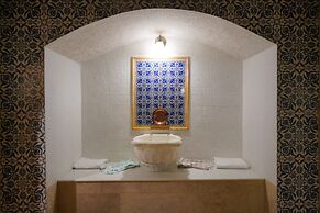 Holiday Cave Hotel