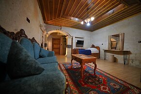 Holiday Cave Hotel