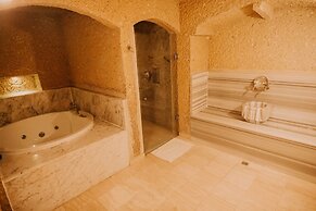 Holiday Cave Hotel