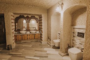 Holiday Cave Hotel