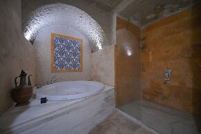 Holiday Cave Hotel