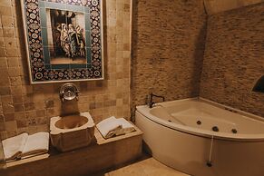 Holiday Cave Hotel