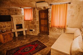 Holiday Cave Hotel