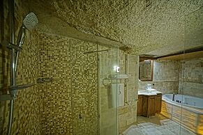 Holiday Cave Hotel