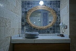 Holiday Cave Hotel